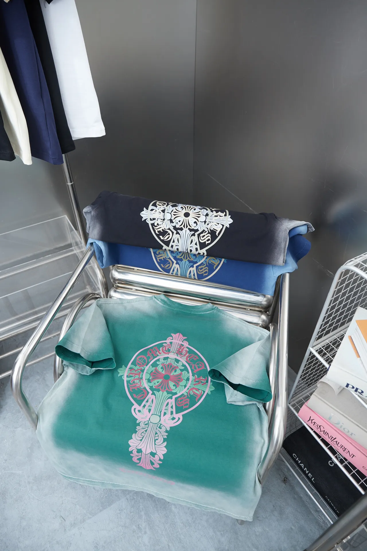 🅿️210 Chrome Hearte CH 25SS early spring new style Cross printed short sleeves Light luxury A must-have item for daily commuting for men and women Correct version Welcome to compare Detailed features · 280g 100% pure cotton double yarn jersey fabric · Special thickened 32 pieces of double-strand 1X1 thread in the same vat · Digital direct injection Chrome Heart cross pattern printing. Ready-made garments are dyed and then faded and fried with snowflakes. Then wash to make it look old. General washing improves the effect · Double-needle stitching across seams · Original main mark, washed tag, branded moisture-proof paper packaging Color: black/green/blue Size: S/M/L/XL